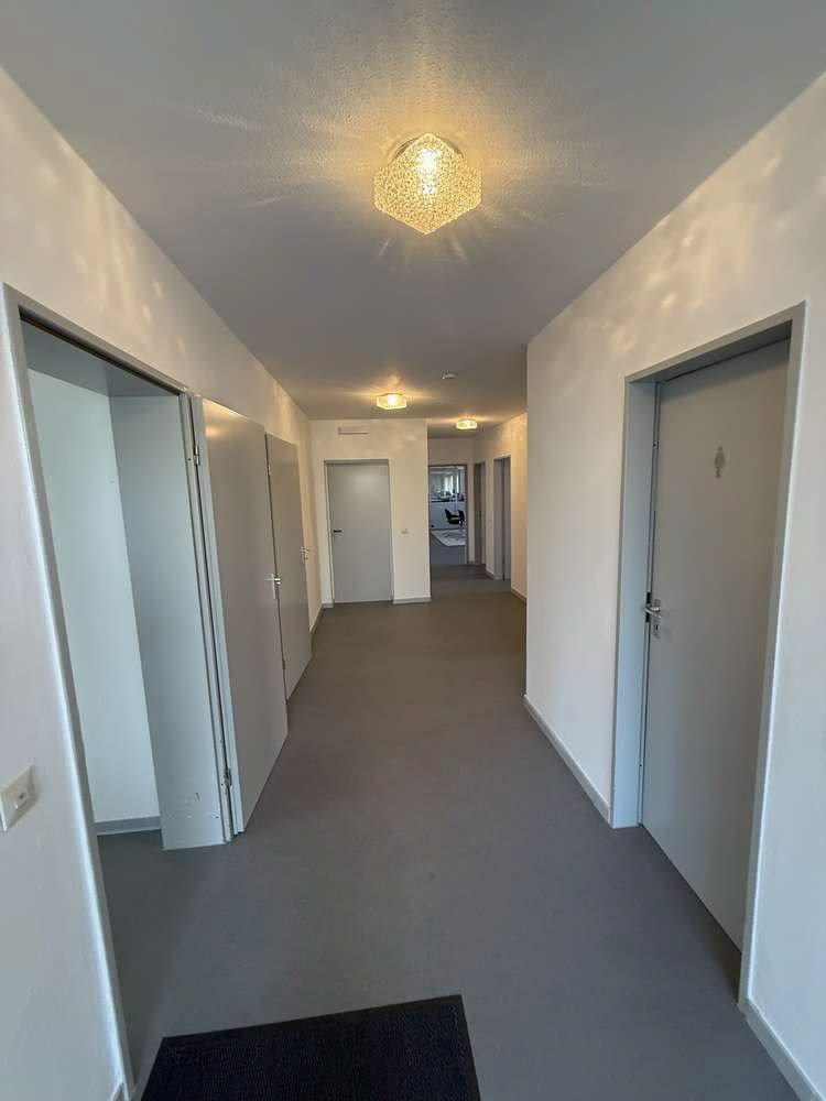 Gepflegte Gewerbeeinheit mit 10 Räumen