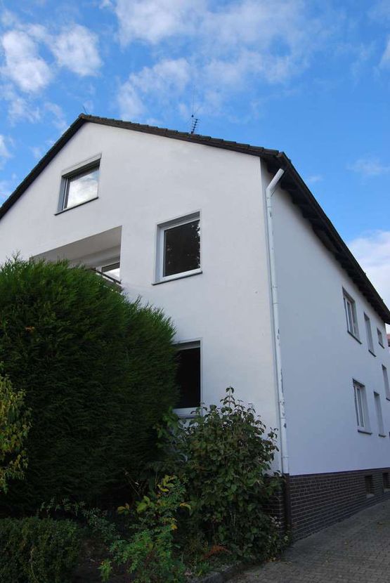 Haus mit 3 großzügig geschnittenen Wohnungen und Garagen